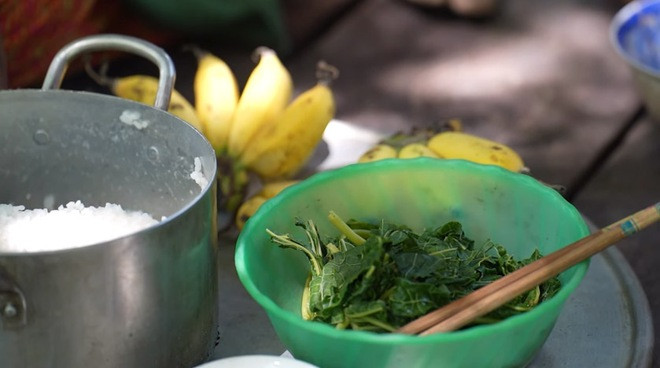 Lá đu đủ luộc là một món ăn gần như bữa cơm nào cũng có của người dân ở đây.