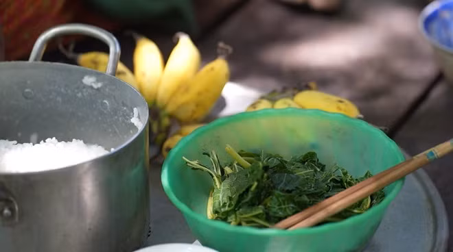 Lá đu đủ luộc là một món ăn gần như bữa cơm nào cũng có của người dân ở đây.