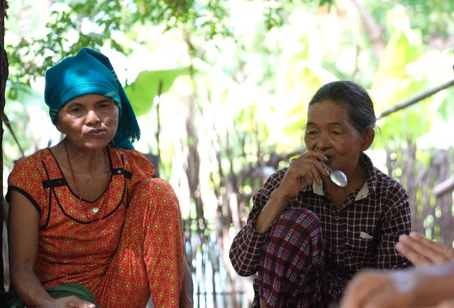 Ban ngày, bà Rế và chị gái mỗi người ở một nhà, đến ban đêm thì họ cùng về căn nhà gỗ chung của 3 người để nghỉ ngơi. Đến nay, cả 2 người vợ không sinh được người con nào nên cả 3 sống nương tựa vào nhau hòa thuận. Họ cũng có ý định nhận nuôi 1 em bé cho vui cửa nhà.