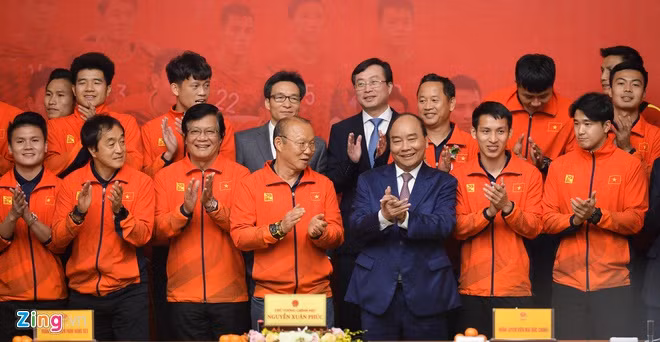 Bau Hien tiet lo dieu khoan soc trong hop dong dua Van Hau sang Ha Lan thi dau-Hinh-2