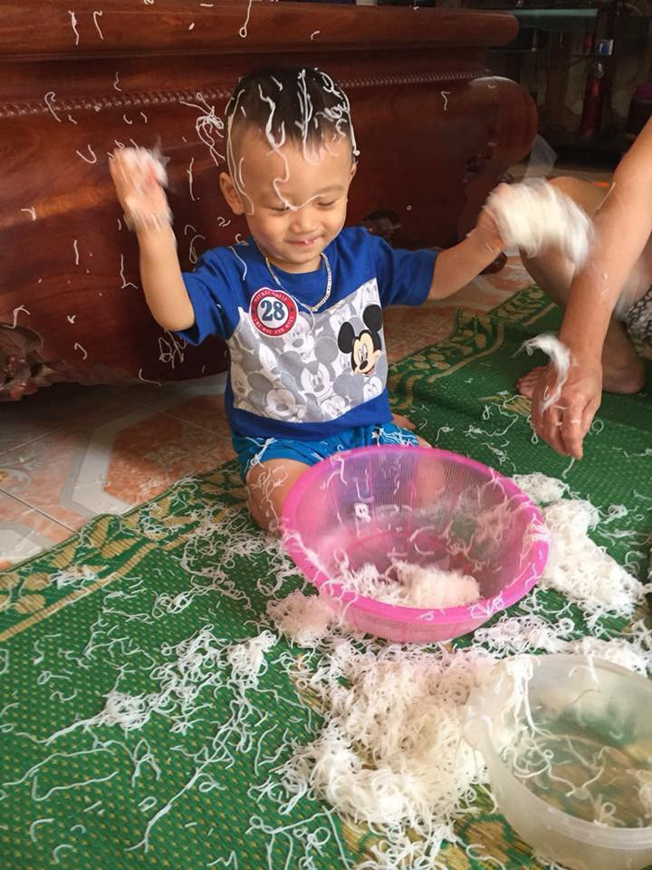 Vì cậu quý tử này mà cả nhà "mất ăn" luôn chứ chẳng đùa. Nhìn thế này có bố mẹ nào mà giữ được bình tĩnh hay không?