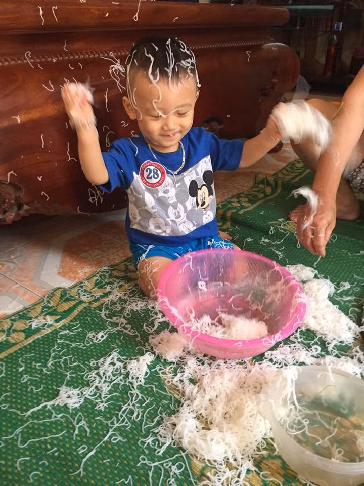 Vì cậu quý tử này mà cả nhà "mất ăn" luôn chứ chẳng đùa. Nhìn thế này có bố mẹ nào mà giữ được bình tĩnh hay không?