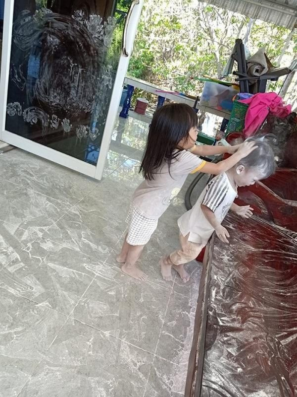 Lại còn lấy phấn rôm ra để gội đầu cho em trai thế này thì về no đòn với mẹ rồi.
