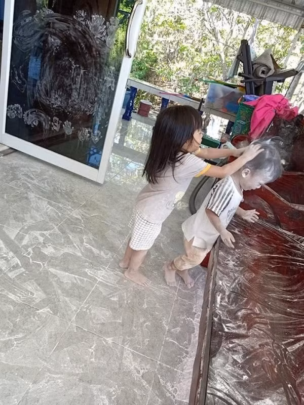Lại còn lấy phấn rôm ra để gội đầu cho em trai thế này thì về no đòn với mẹ rồi.
