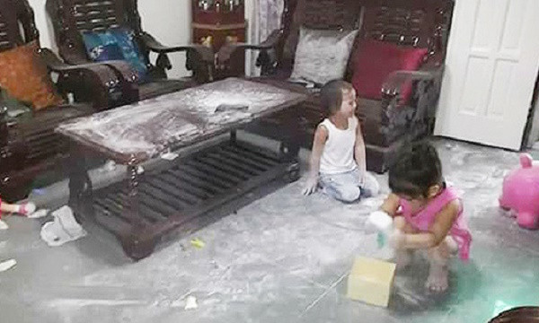 Chỉ cần sơ suất, lơ đãng trông trẻ con một chút thôi là không biết thảm họa gì có thể xảy ra. Bố cho con tự chơi ở phòng khách và cái kết nhà ngập trong phấn rôm.