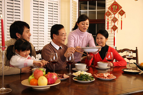  Các rạp chiếu phim: Nhiều công ty chỉ cho nghỉ Tết dương lịch 2015 có 1 ngày, nên kế hoạch vui chơi hoành tráng cũng khó lòng thực hiện. Làm sao để có một ngày nghỉ lễ vui vẻ là băn khoăn của khá nhiều cư dân mạng. Giải pháp là: bạn có thể làm một bữa no nê bên gia đình nhỏ và bên nửa kia.