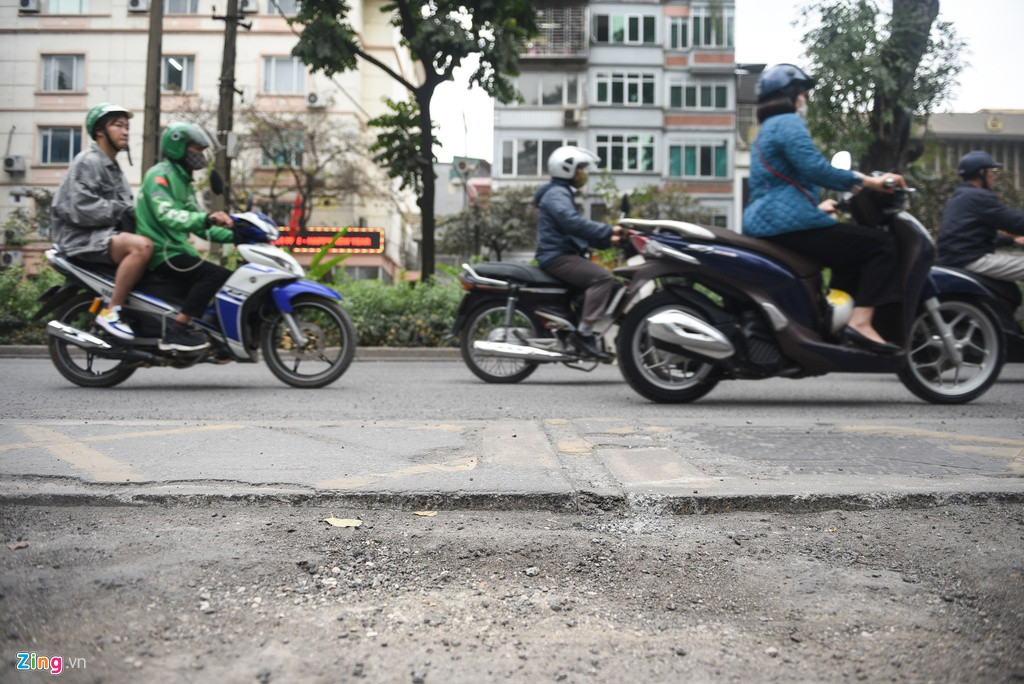 Khi mặt đường bị cào bóc, những nắp cống bằng kim loại nhô cao hẳn lên, tạo thành chướng ngại vật trên đường.