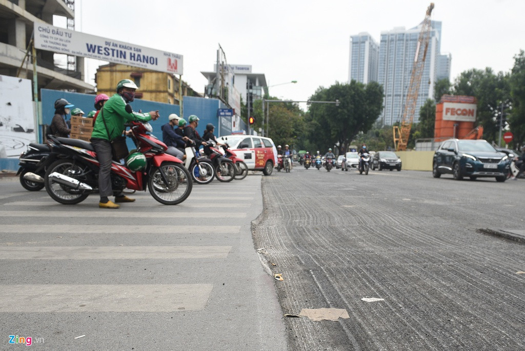 Nhiều đường phố Hà Nội đang được cào bóc để cải tạo, thi công. Khoảng 150 m đường Kim Mã, đoạn từ nút giao Núi Trúc đến số 207 Kim Mã, đang được cải tạo. Ban ngày, công ngừng sửa chữa. Việc thi công chỉ diễn ra từ 22h đến 5h.