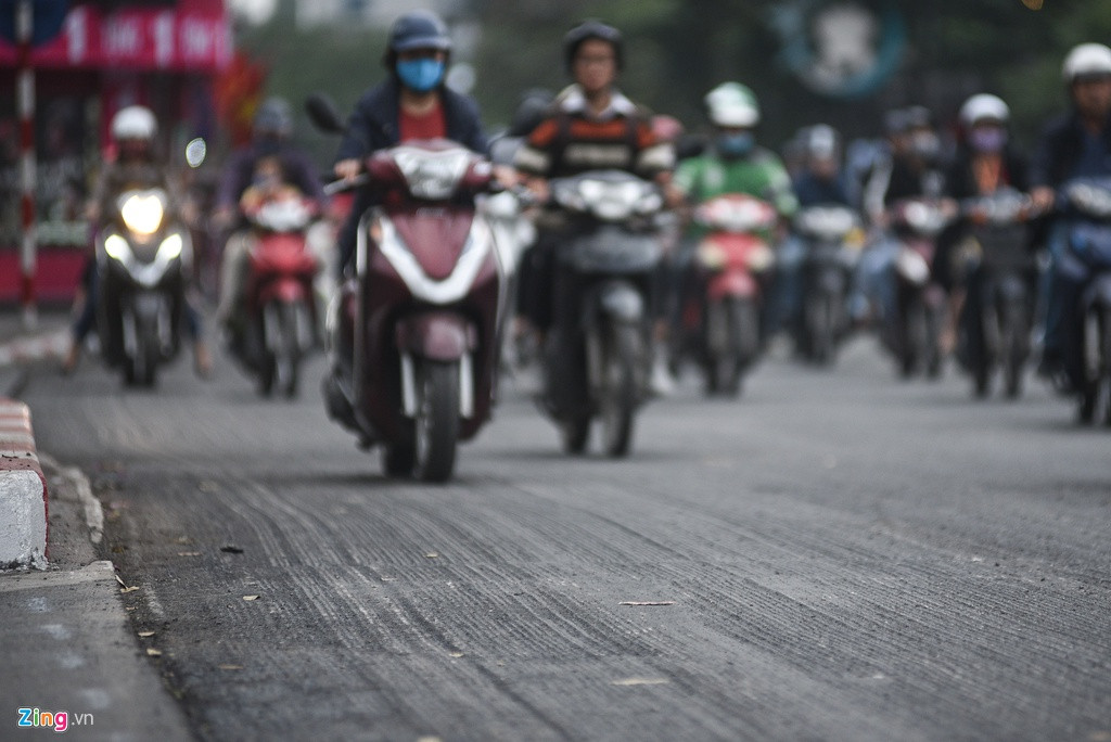 Phố Nguyễn Thái Học cũng nằm trong số những con đường đang được cải tạo. Đoạn đường đã được cào lên, có những vết rãnh khá sâu, xuôi cùng chiều bánh xe nên mỗi khi di chuyển qua đây người điều khiển xe máy sẽ thấy loạng choạng tay lái.