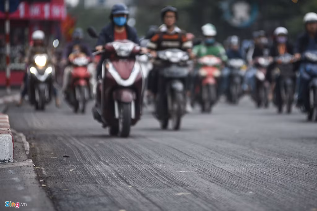 Phố Nguyễn Thái Học cũng nằm trong số những con đường đang được cải tạo. Đoạn đường đã được cào lên, có những vết rãnh khá sâu, xuôi cùng chiều bánh xe nên mỗi khi di chuyển qua đây người điều khiển xe máy sẽ thấy loạng choạng tay lái.