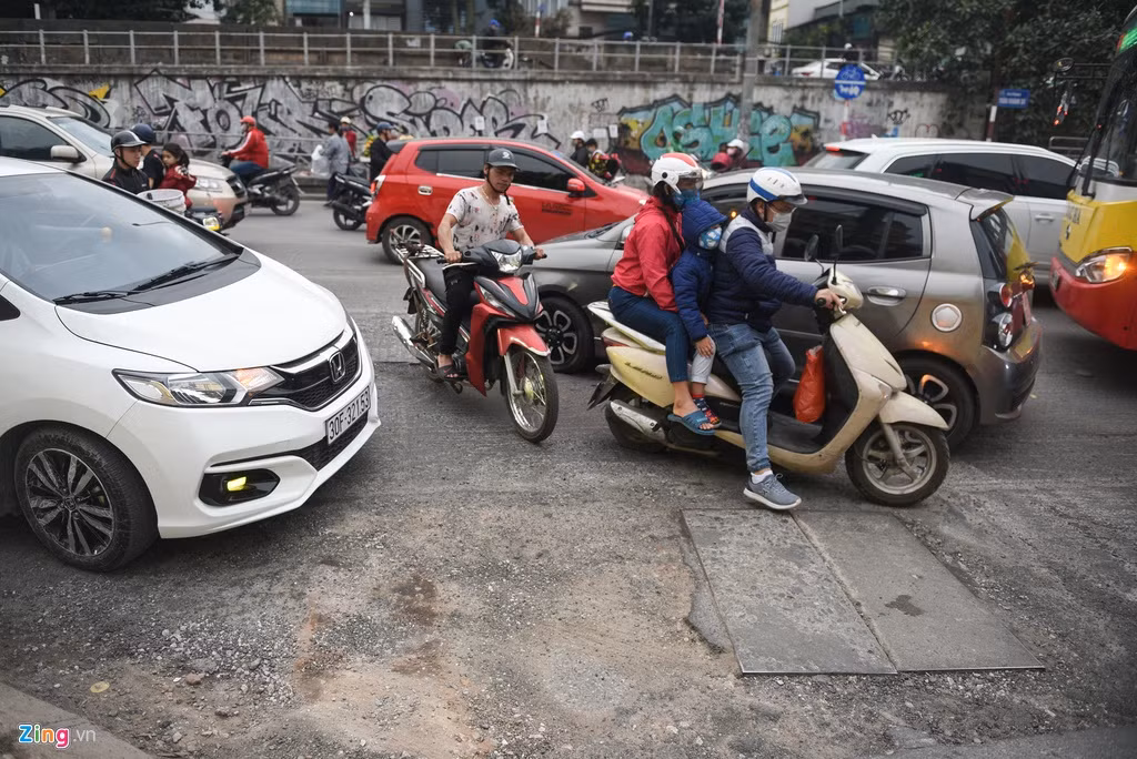Đoạn đường cào bóc này kéo dài qua ngã ba Trần Khánh Dư – Trần Hưng Đạo, chính vì vậy giao thông tại khu vực này thường xuyên ùn tắc do các phương tiện phải di chuyển rất chậm. Thời điểm Tết Nguyên đán cận kề, rất nhiều người dân tham gia giao thông lo ngại rằng liệu các việc cải tạo, cào bóc có hoàn thiện sớm. Và con đường họ đi làm hàng ngày liệu có tốt hơn sau khi sửa chữa.