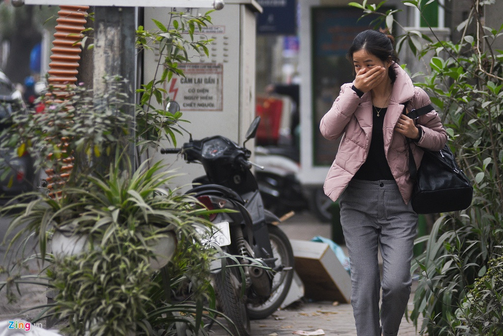 Điểm dừng xe buýt gần số 211 Kim Mã nằm trên đoạn đường đang sửa chữa, những người ngồi chờ xe buýt cũng chịu cảnh hít bụi.