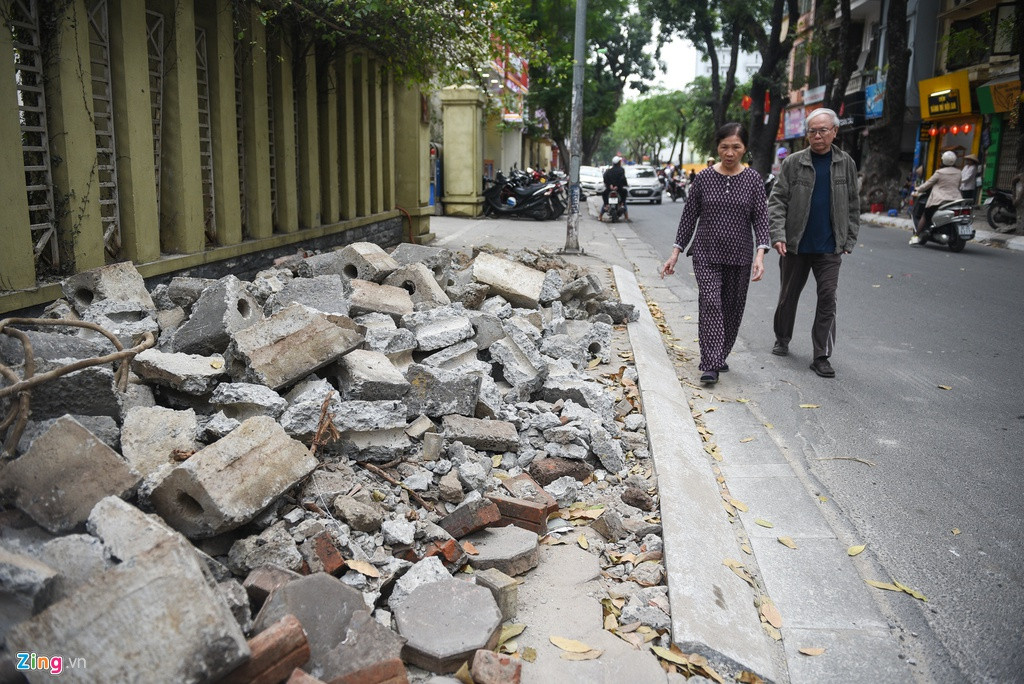 Không chỉ lòng đường, vỉa hè cũng nằm nằm trong diện cải tạo, thay thế bằng các loại đá tự nhiên, gạch block, … Phế thải từ bó vỉa bê tông cũ được tập kết lại sau khi được cậy lên. Đống phế thải này chất kín trên vỉa hè phố Đội Cấn (đoạn giao với phố Linh Lang) khiến người đi bộ không còn đường đi, phải đi xuống lòng đường nếu muốn di chuyển qua.