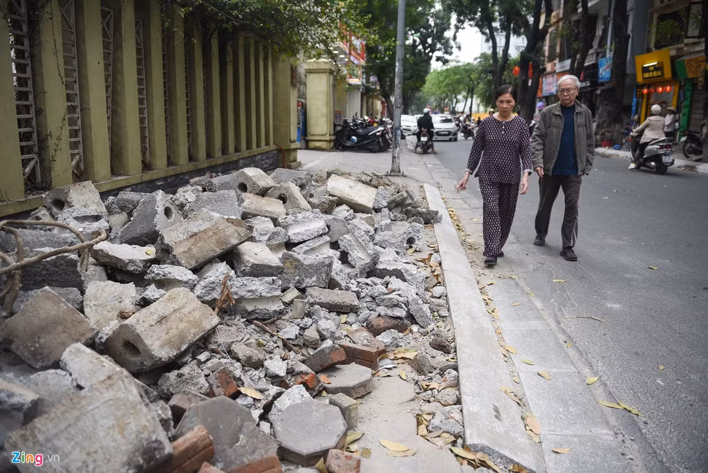 Không chỉ lòng đường, vỉa hè cũng nằm nằm trong diện cải tạo, thay thế bằng các loại đá tự nhiên, gạch block, … Phế thải từ bó vỉa bê tông cũ được tập kết lại sau khi được cậy lên. Đống phế thải này chất kín trên vỉa hè phố Đội Cấn (đoạn giao với phố Linh Lang) khiến người đi bộ không còn đường đi, phải đi xuống lòng đường nếu muốn di chuyển qua.