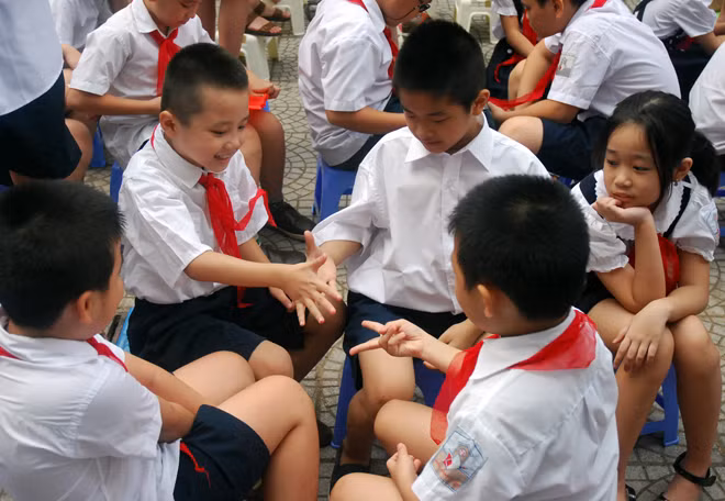 Những khoảnh khắc hồn nhiên vô tư bên bạn bè trong lễ khai giảng. Ảnh: baotintuc.vn