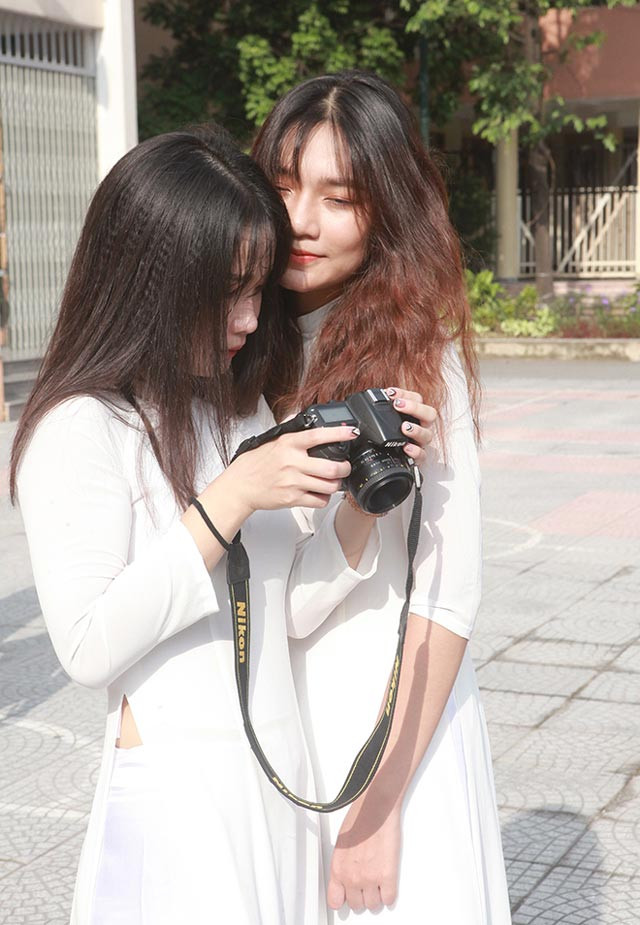 Tranh thủ lưu giữ kỉ niệm thời thanh xuân với những tấm hình long lanh cùng bạn bè. Ảnh: We25