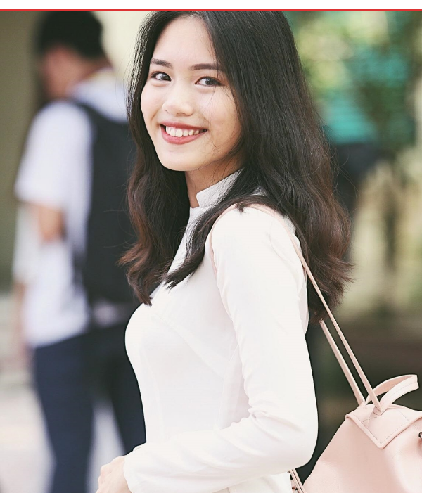 Khoảnh khắc đẹp ngày khai giảng không thể thiếu tà áo dài trắng và nụ cười duyên dáng của những nữ sinh cấp 3. Ảnh: We25.vn