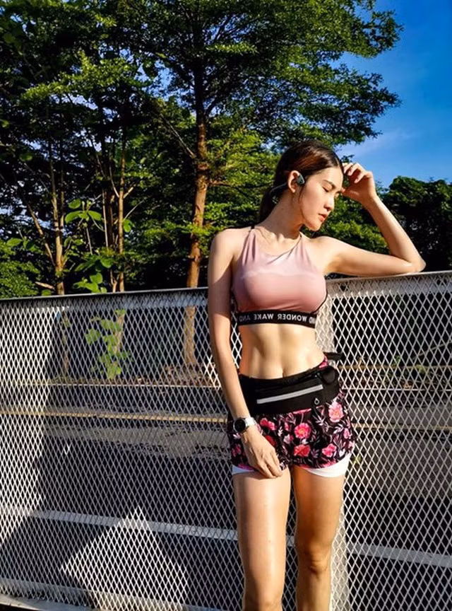 Ngoài đạp xe, Yuii Wadee còn dành thời gian chạy bộ, leo núi. Người đẹp Thái Lan cũng duy trì chế độ ăn uống khoa học với nhiều rau xanh, thịt nạc, ngũ cốc và nước ép rau quả để giữ thân hình nuột nà.