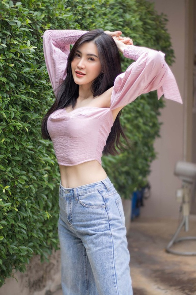 Yuii Wadee còn gây ấn tượng với thân hình đẹp vượt chuẩn. Cô nàng sở hữu thân hình săn chắc với cơ bụng 6 múi, vòng 1 đầy đặn và đôi chân thon dài.