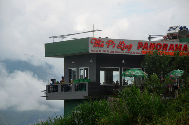 Những ngày gần đây, công trình này bị đông đảo cư dân mạng phản đối gay gắt vì cho rằng nó đã phá hoại khung cảnh thiên nhiên hoang sơ vốn có của con đèo Mã Pì Lèng.