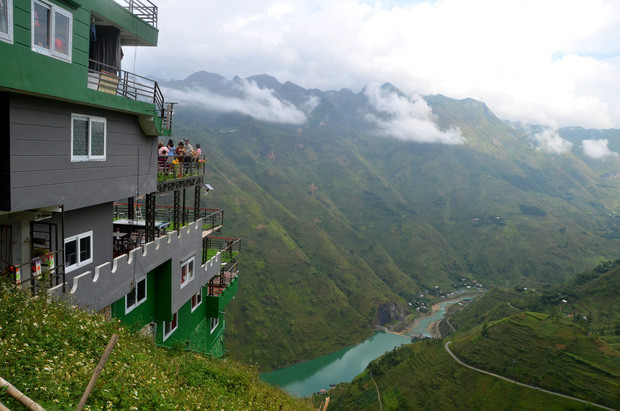 Bên cạnh đó, một số dân mạng cũng hiến kế cho bà chủ Mã Pì Lèng Panorama như nickname T.T chia sẻ: "Theo mình nghĩ nên phủ đất và cây xanh lên trông sẽ hợp hơn là phủ xanh bằng toà nhà với màu xanh gượng gạo này..."