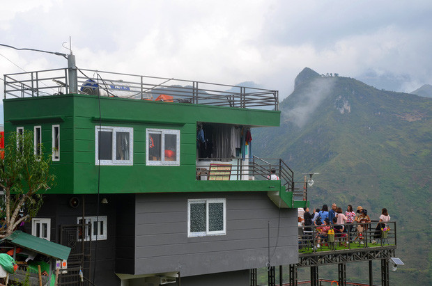 Đồng quan điểm với T.T, nickname P.K bình luận: "Trả lại màu xanh cho núi rừng đại ngàn!!!".