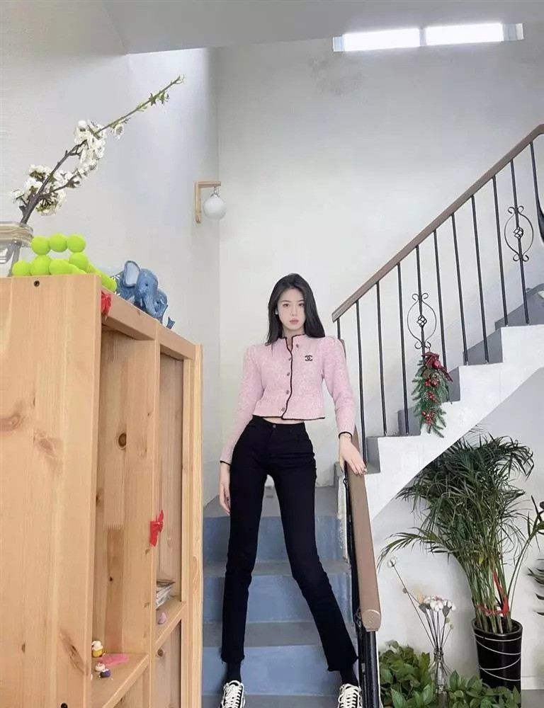 Zhuo Shi hiện chơi ở vị trí trung phong trên sân bóng rổ.