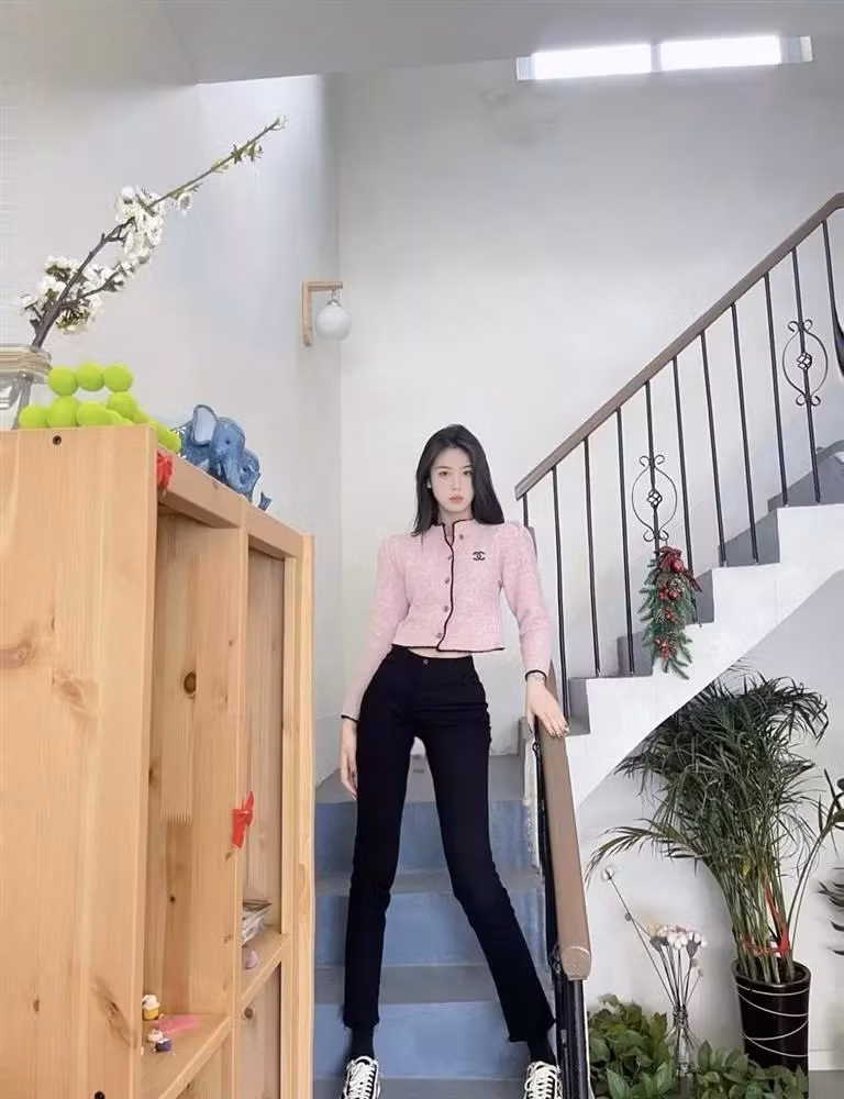 Zhuo Shi hiện chơi ở vị trí trung phong trên sân bóng rổ.