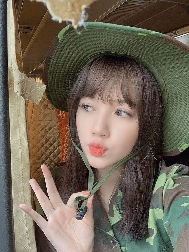 Đặng Thái Thảo Nguyên (sinh năm 2000, quê Hà Tĩnh) hiện đang theo học tại Đại học Sân khấu Điện ảnh Hà Nội được dân mạng khen có đôi mắt to tròn, sống mũi cao và làn da trắng.