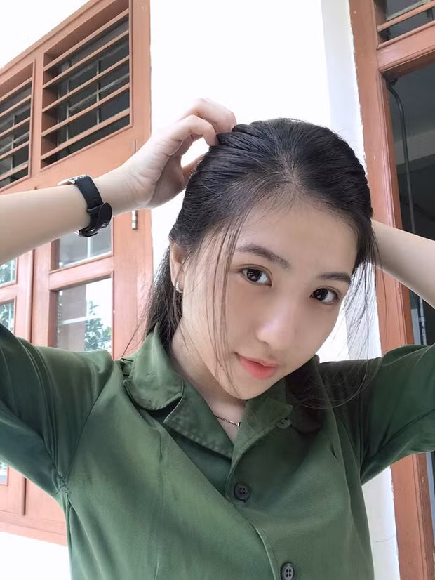 Cô bạn xinh xắn trong đồng phục quân sự này là Huỳnh Khả Vy (sinh năm 1999, tại Cần Thơ). Vy hiện là sinh viên ngành Dược, ĐH Y Dược Cần Thơ. Vy sở hữu làn da trắng mịn, đôi mắt to cuốn hút người nhìn toát lên thần thái tự tin, thông minh