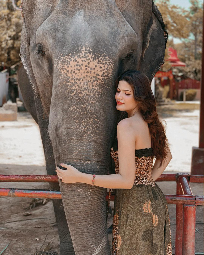 Sinh ra trong một gia đình nghèo khó nhưng Sharifa Akeel luôn tự hào về xuất thân của mình. Cô cho rằng: "Mỗi người được sinh ra với những điểm mạnh, điểm yếu và điểm không hoàn hảo. Chúng ta hãy đánh giá cao sự độc đáo và riêng biệt của mỗi người".