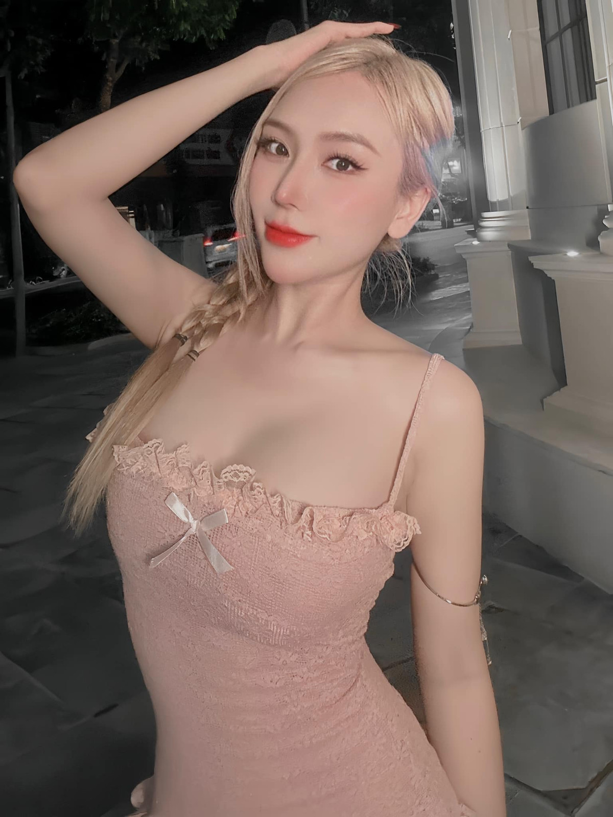 Dù sinh 2 con nhưng cô nàng vẫn sở hữu body vạn người mê.