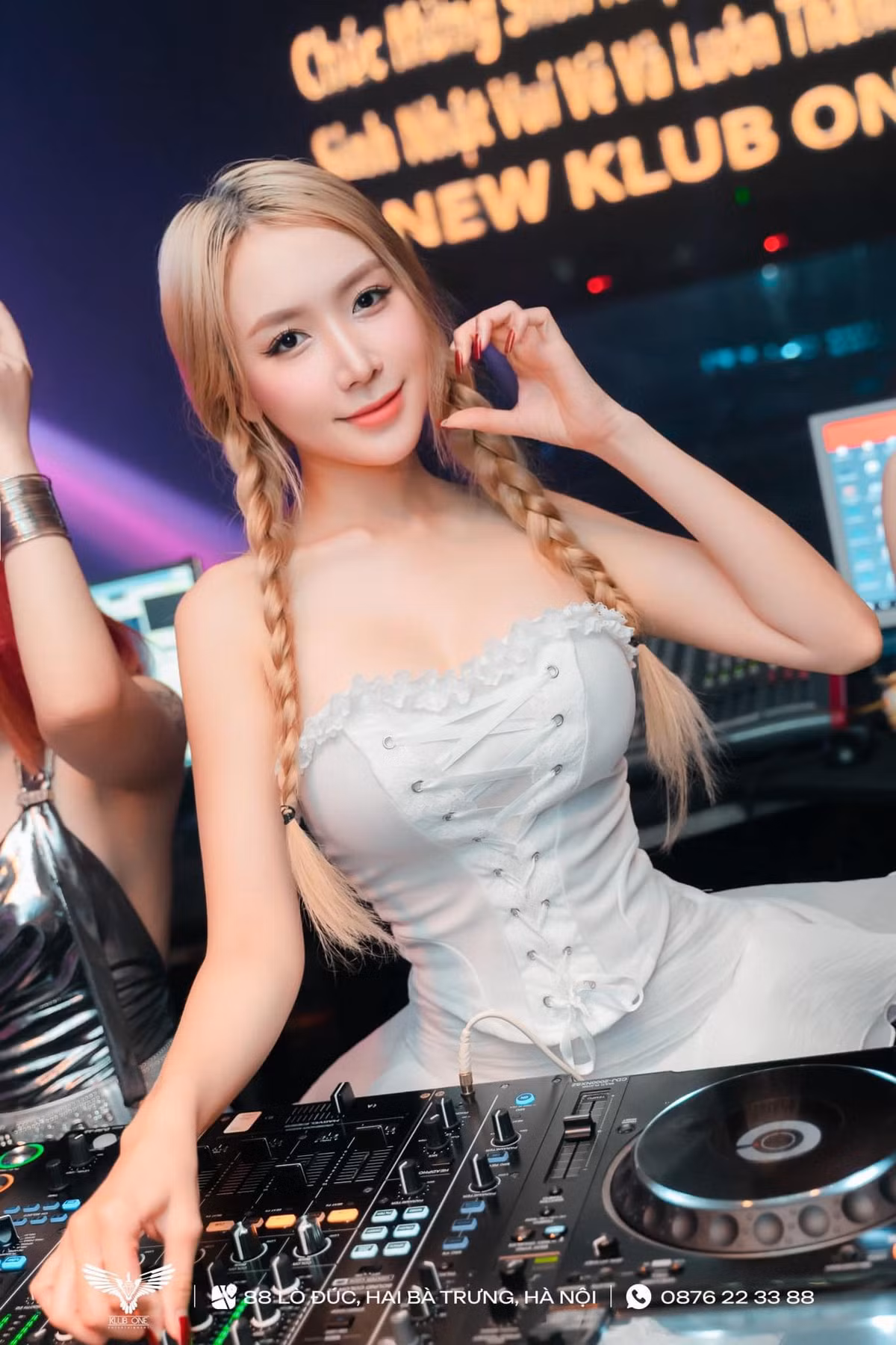 Ngoài việc là sở thích, về tính chất công việc cũng quyết định phong cách ăn mặc của Thảo Bebe. Cô nàng thường ăn diện vô cùng sexy khoe đường cong cơ thể mỗi khi đi diễn.