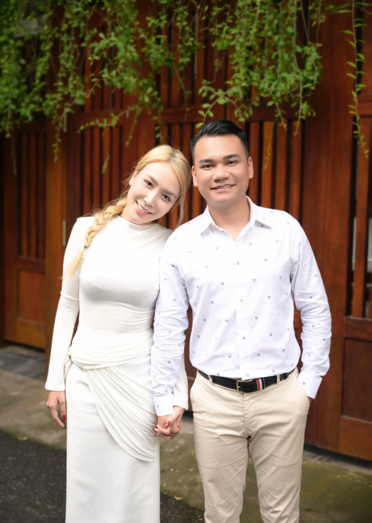 Chia sẻ về tình cảm với bà xã, Khắc Việt từng tâm sự: "Chúng ta là bạn đời, là đối tác của nhau, chúng ta ý thức việc của mình làm để tự bảo vệ mình, để giữ gìn hình ảnh và danh tiếng của nhau, a không bao giờ nói sẽ bên em trọn đời này, điều đó là của tương lai, ai mà biết được tương lai như nào".