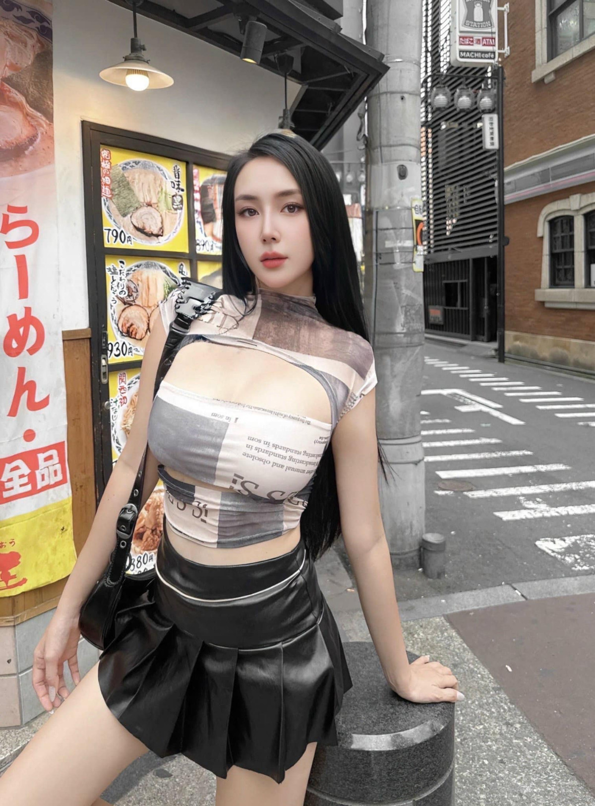 Cô nàng sở hữu số đo 3 vòng cực chuẩn, đặc biệt vòng 1 căng tròn tới 102 cm khiến nhiều fan mê mẩn.