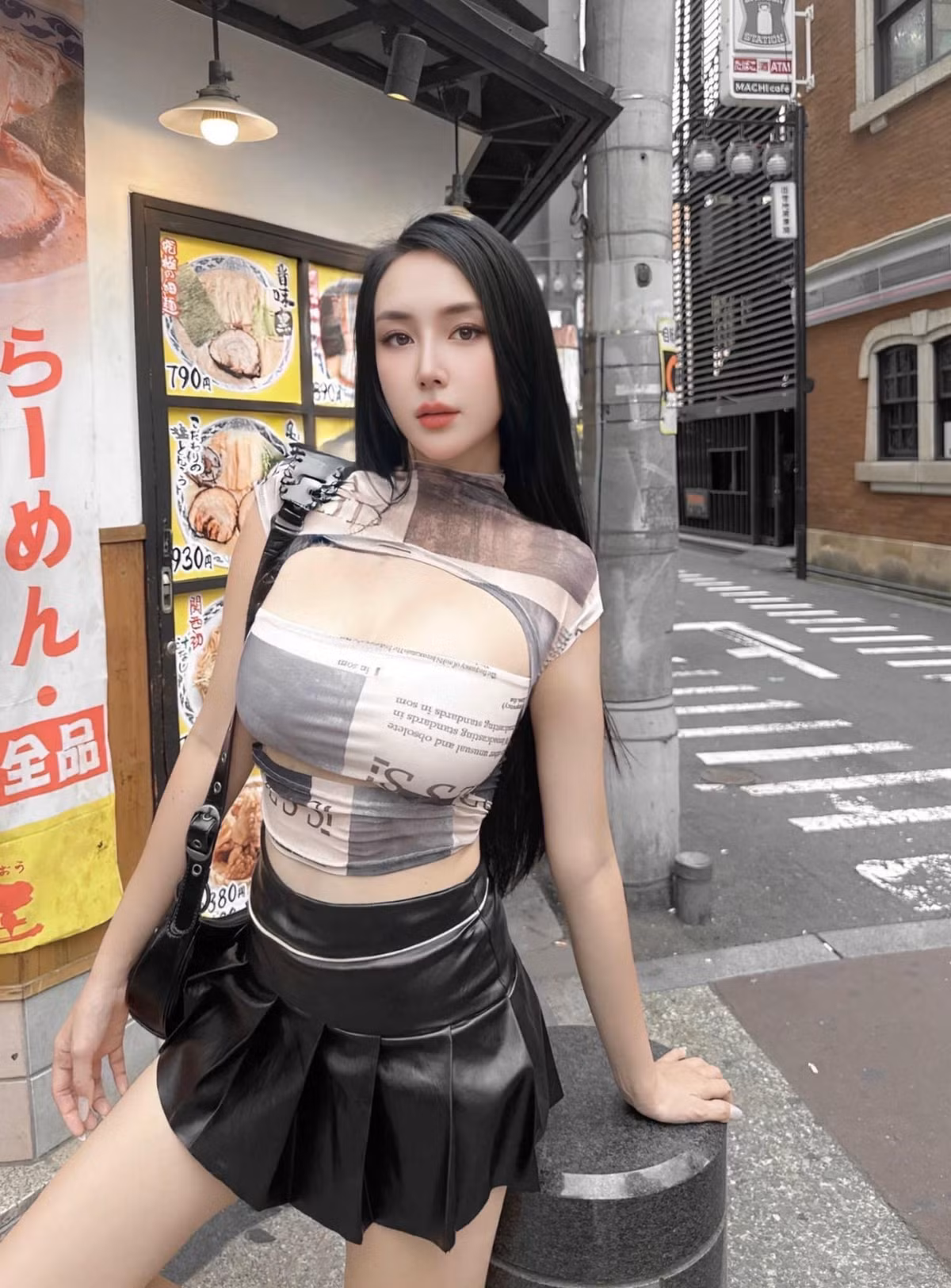 Cô nàng sở hữu số đo 3 vòng cực chuẩn, đặc biệt vòng 1 căng tròn tới 102 cm khiến nhiều fan mê mẩn.