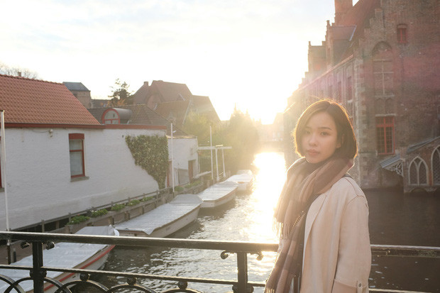 Là cựu sinh viên của RMIT, lại vi vu khắp Châu Âu nên có lẽ gia đình cô nàng cũng thuộc dạng giàu có, dư giả về kinh tế.