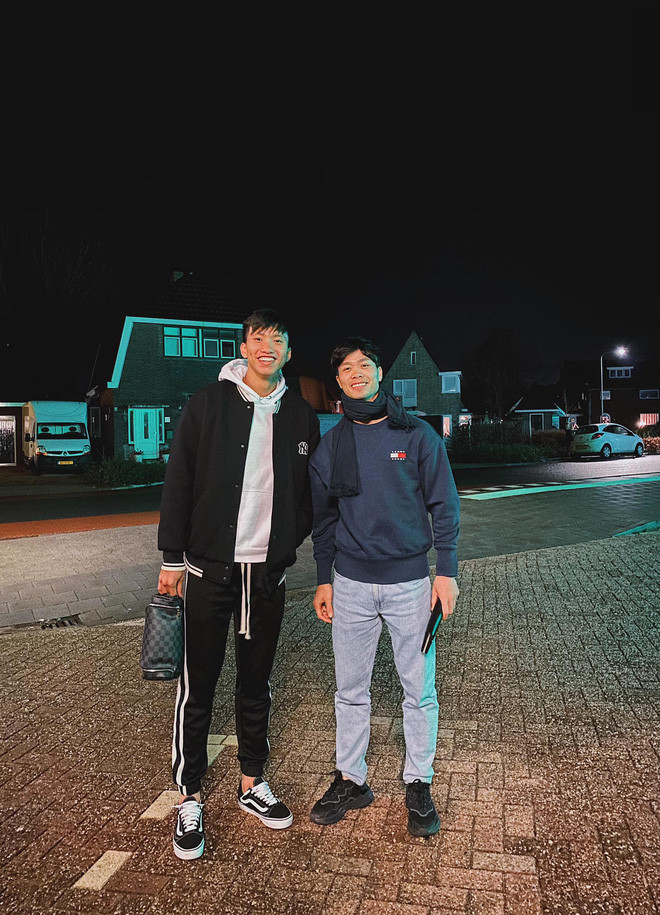 Cách đây không lâu, Công Phượng và Văn Hậu có cuộc gặp gỡ tại Hà Lan. Nhiều người tò mò không biết ai là người cầm máy chụp hình mà không lộ bất kỳ tấm ảnh chụp chung nào.