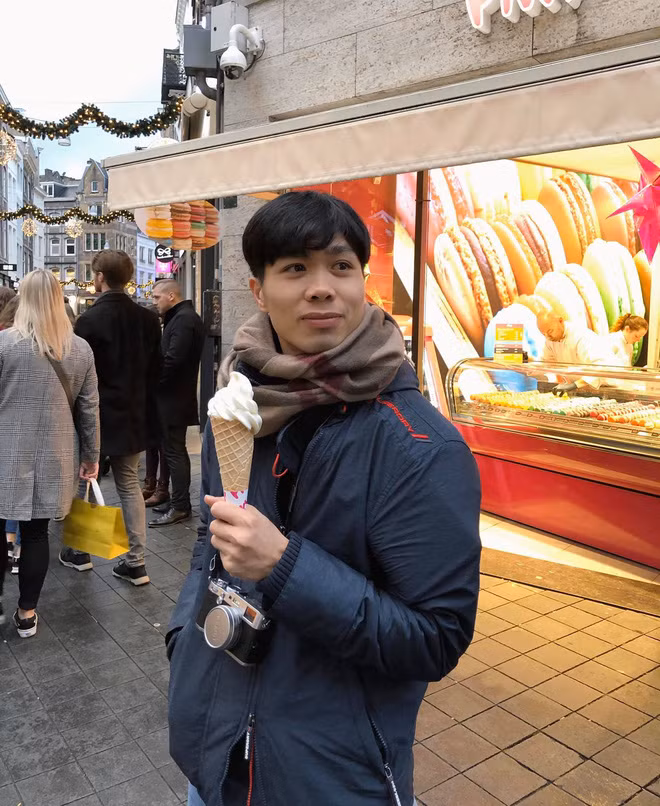 Trước khi quay về Việt Nam đầu quân cho CLB TP HCM, Công Phượng dạo phố, vui chơi ở Bỉ.