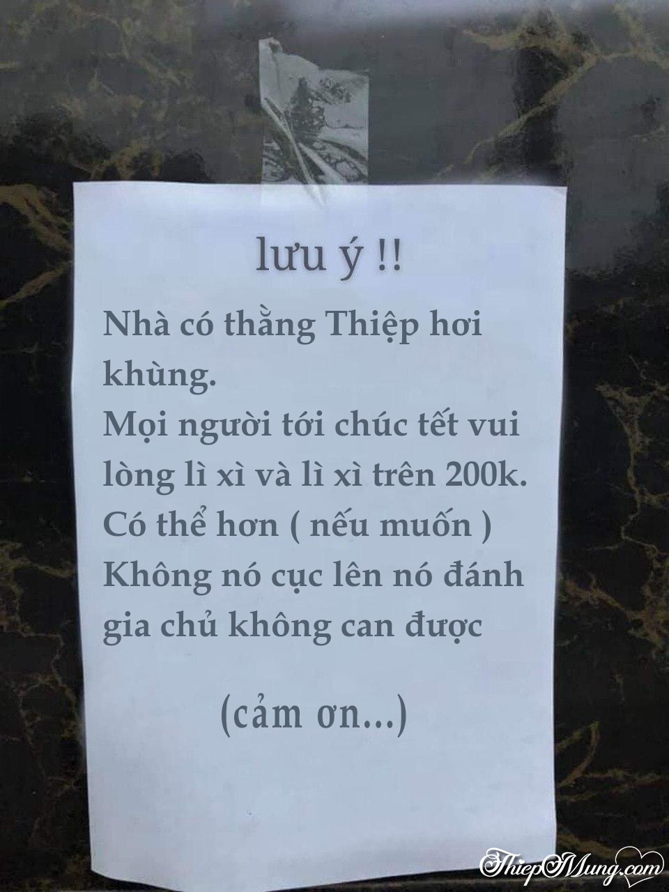 Trend "Nó cục lên nó đánh" ngay lập tức được nhiều bạn trẻ "bắt sóng" và tự chế ảnh cho bản thân mình. Không chỉ yêu cầu khách đến chúc Tết không hỏi linh tinh, có người còn ra cả quy định phải lì xì và phải lì xì trên 200.000 nếu không là bị ăn đòn như chơi.