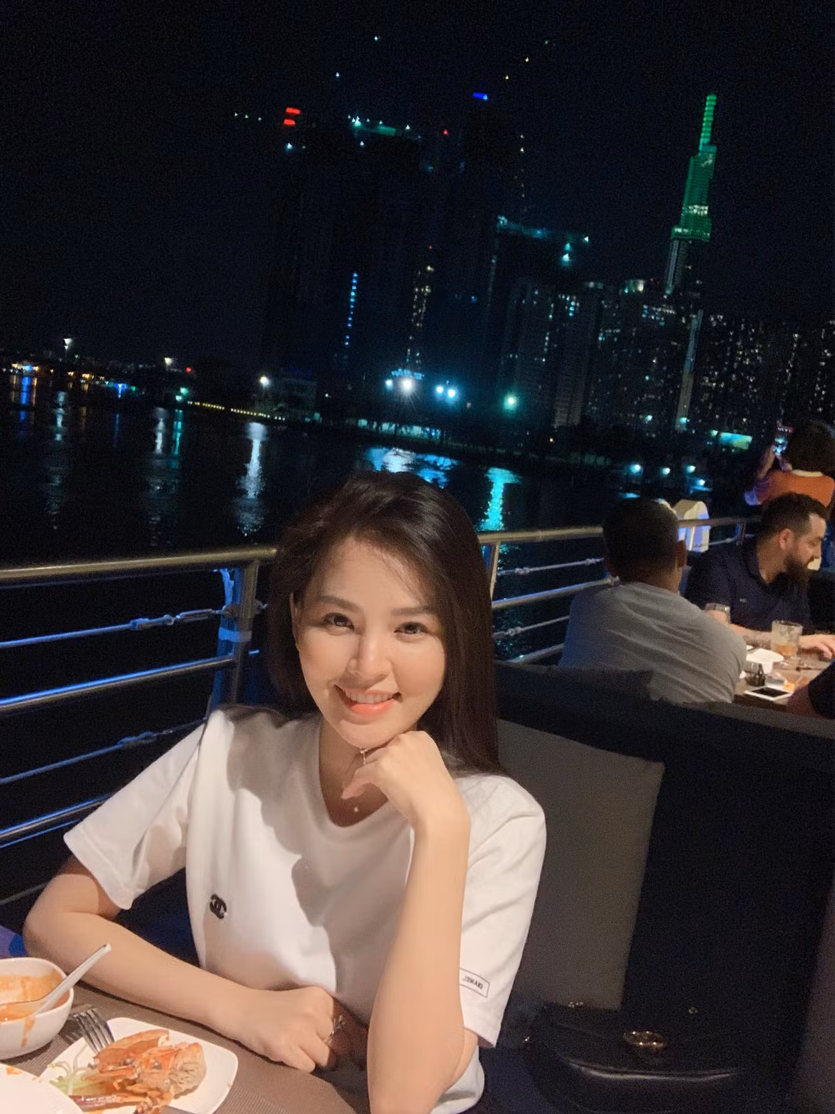 Sau khi thông tin quan hệ bất chính còn quay lại clip 18+ với đàn ông đã có vợ xuất hiện tràn lan trên mạng xã hội, Phi Huyền Trang hoàn toàn "biến mất". Facebook của hot girl đã dừng hoạt động từ tháng 4.