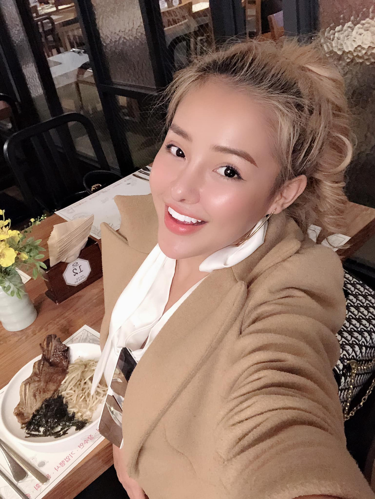 Nghi án lộ clip nóng xuất hiện, Ngân 98 dường như còn nổi tiếng hơn trên mạng xã hội. Có người cho rằng có lộ clip hay không thì vẫn vậy, những hình ảnh cô nàng tự đăng tải cũng không khác gì trên các web đen là mấy.