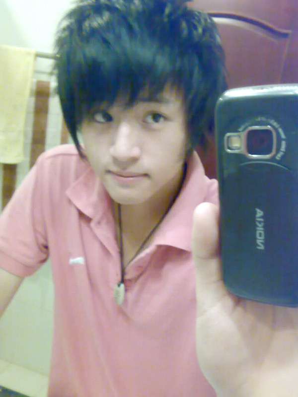 Duy Random là một trong những hot boy nổi tiếng cách đây 10x. Anh chàng cũng được coi là người bị fake ảnh nhiều nhất mạng xã hội vì quá đẹp trai.