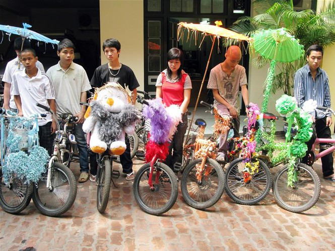 Xe đạp địa hình có tên gọi quen thuộc là x-game cũng từng "làm mưa làm gió", khiến thế hệ đầu 9x "đảo điên". Sở hữu một chiếc xe đạp này rồi trang trí hoa, gấu bống, lông vũ và gắn loa phát nhạc chính là minh chứng cho việc bạn là dân chơi đích thực.