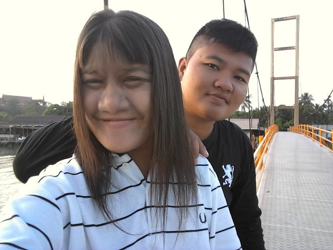 Năm 2018, Supatra Sasuphan (sinh năm 1999, Thái Lan) - nổi tiếng với biệt danh “cô gái người sói” do mắc bệnh hiếm gặp - khiến nhiều người ngưỡng mộ khi khoe hạnh phúc bên một chàng trai. Khi đó, 9X tuyên bố sẽ sớm kết hôn với người cô gặp năm 17 tuổi và mô tả rằng: “Anh không chỉ là mối tình đầu, mà còn là tình yêu của đời em”. Cô thậm chí từng cạo hết lông mặt để có thể tự tin khi xuất hiện bên người yêu.