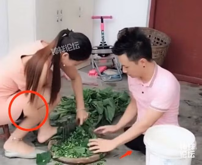 Dân mạng từng bày tỏ niềm ngưỡng mộ về tình yêu của Abo - Ajiao và mong họ sớm tổ chức đám cưới. Tuy nhiên, cuối năm ngoái, thông tin hai người đã “đường ai nấy đi” khiến nhiều người tiếc nuối. Sau khi chia tay vì không còn tìm được tiếng nói chung, Abo đã có bạn gái mới và có thể kết hôn sau 2 năm nữa. Trong khi đó, Ajiao vẫn độc thân và trở về quê phụng dưỡng cha mẹ. Dù tiếc cho cặp đôi đẹp kéo dài hơn thập kỷ, dân mạng vẫn gửi lời chúc hai người hạnh phúc với cuộc sống riêng đã lựa chọn.