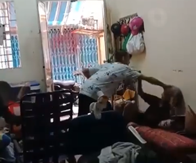 Nam thanh nien danh dap ba lao da man, nghi la chau ngoai