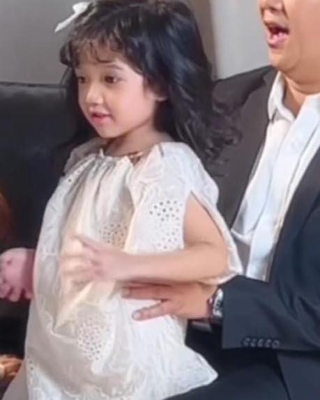 Trong những khoảnh khắc này, nhiều khán giả cho rằng đây là ảnh hậu trường khi cặp đôi chụp ảnh cùng ái nữ.