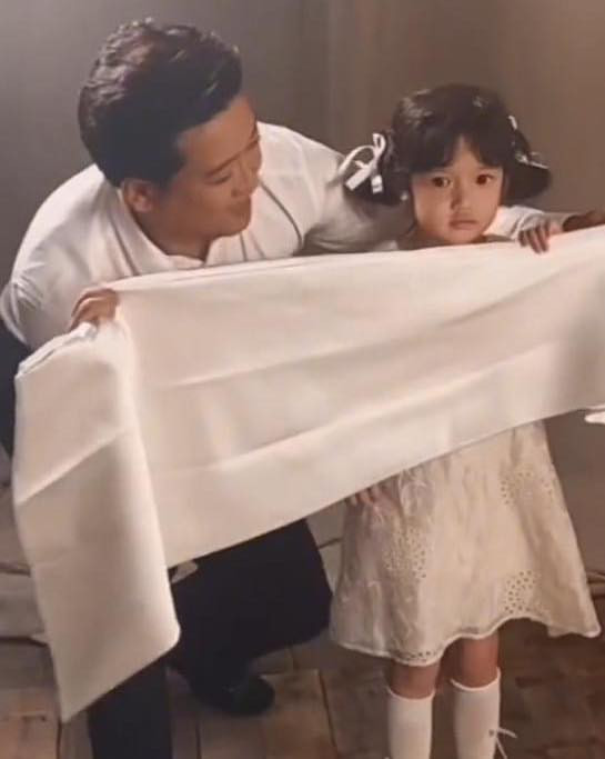 Bé Destiny với diện mạo xinh xắn, đáng yêu, đôi mắt to tròn thừa hưởng từ Nhã Phương khiến trái tim của người lớn tan chảy.