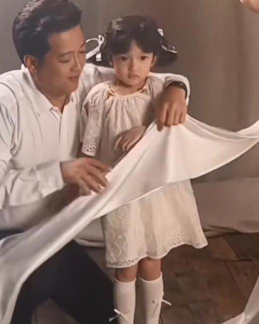 Trong những bức ảnh, em bé nép bên ba của mình - Trường Giang, nhiều người cho rằng vẻ nhút nhát của Destiny rất đáng yêu.